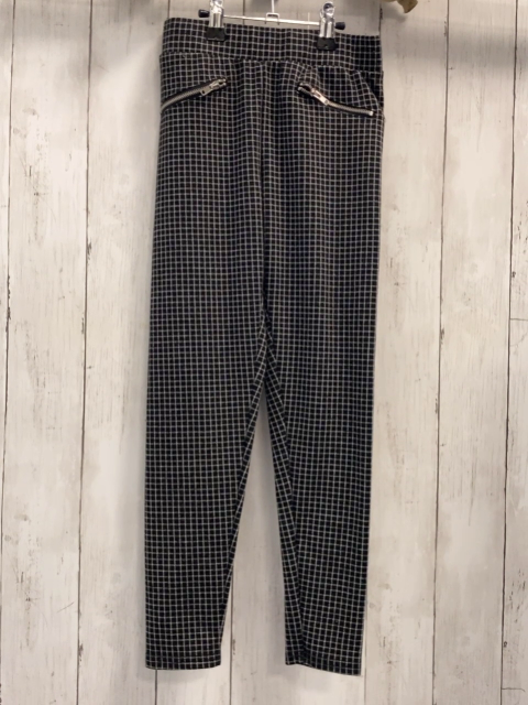  Hose  Gr. 134  schwarz grau kariert 