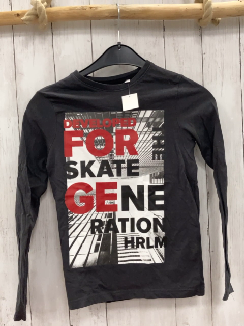   Langarmshirt  Gr. 134/140  grau Hochhäuser rot schwarze Schrift 