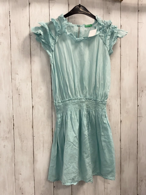 Benetton  Kleid  Gr. 140  hellblau gesmokter Gürtelbereich Rüschenkragen 