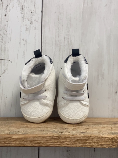   Babyschühchen  weiß schwarzeStreifen + Bund Plüschfutter 