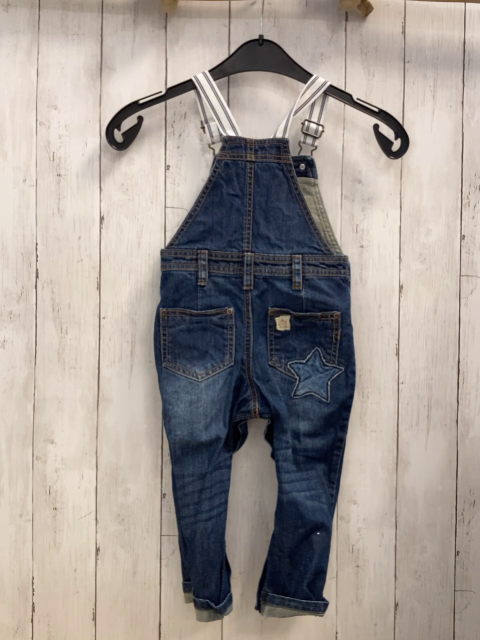next Latzhose Gr. 92  blau Jeans gestickte Schrift Sterne weiß blau gestreifte Träger