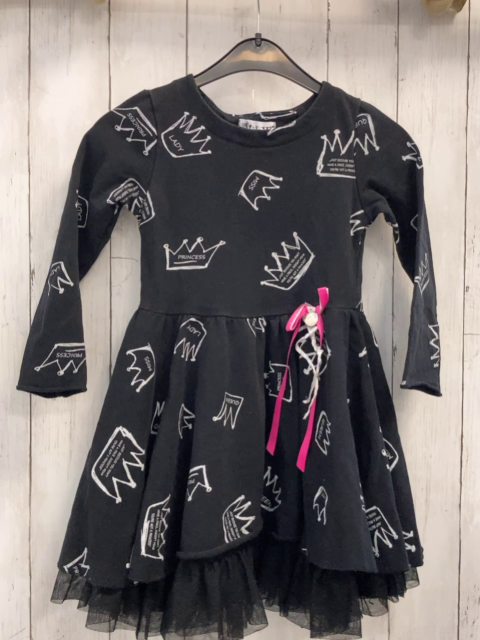 Mata Mi Kleid Gr. 122  schwarz weiße Schrift und Kronen Tüllsaum
