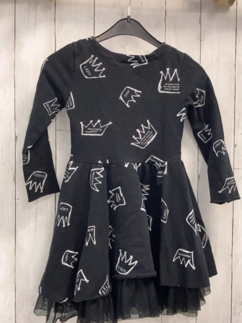 Mata Mi Kleid Gr. 122  schwarz weiße Schrift und Kronen Tüllsaum