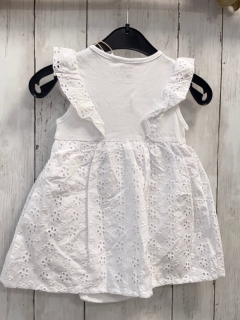 neu Sinsay  Kleid  Gr. 86  weiß Rüschen + Rock mit Lochstickerei