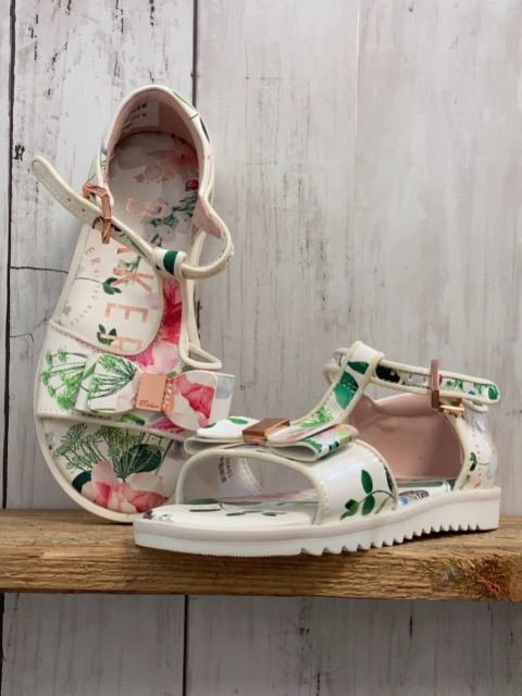 neu Baker  Sandalen  Gr. 28  weiß mit Blumen Schleife mit bronze Platte 