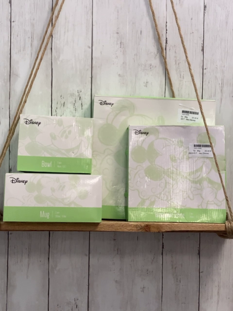 neu Disney  Kindergeschirr  8 teilig 2 Essteller 2 Frühstücksteller 2 Trinktassen 2 Müslischalen weißes Porzellan mit grauem Druck Mickey Mouse 