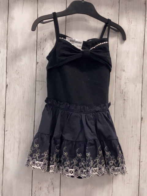   Sportanzug  Gr. 122  schwarz mit Rock mit silber + weißer Stickerei 