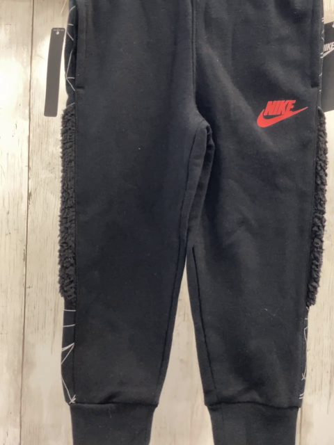 neu Nike  Jogginghose  Gr. 92  schwarz rote Schrift schwarzer seitlicher Plüschstreifen weiße Strich 