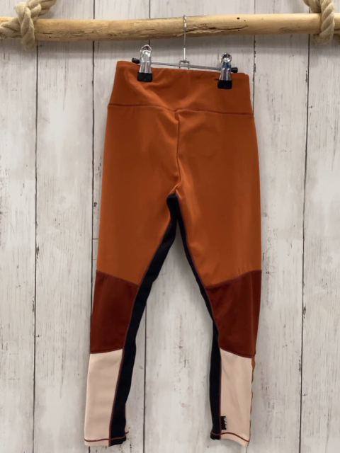 Molo  Sportleggings  Gr. 110  ocker braun beige Schrift 