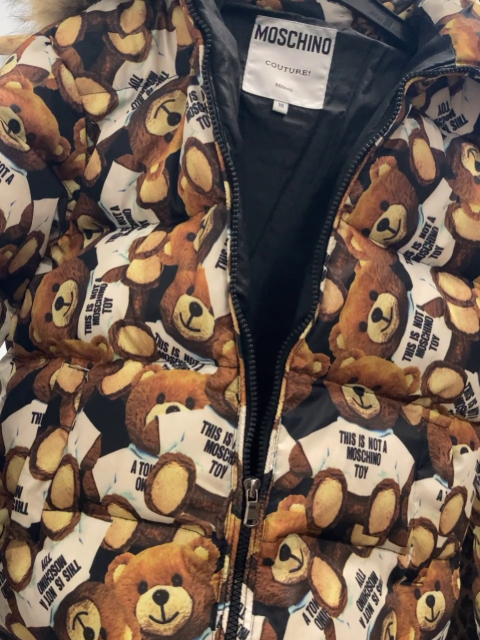 Moschino  Schneeanzug  Gr. 140  schwarz Bären mit weißen T-Shirts mit Schrift Kapuze mit abtrennbarem Fellbund 