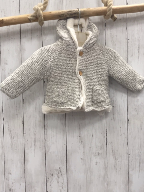 Zara  Strickjacke  Gr. 74  grau hellgrau meliert Kapuze weißes Fellfutter 