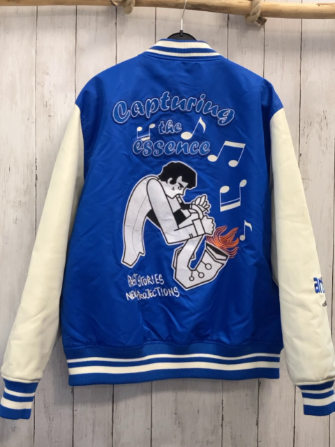 Zara  Jacke Gr. XL  blau Figur Druck Schrift creme lederoptikärmel mit blauerm Streifenbund 