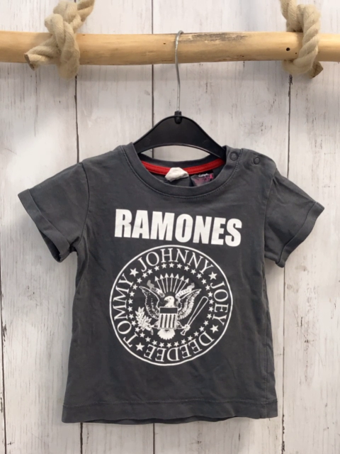 H&M  T-Shirt  Gr. 74  grau Wappen weiße Schrift 