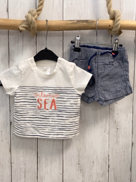 2tlg H&M  T-Shirt + Shorts  Gr. 56  weiß blaue Streifen hellrote Schrift + blau grau meliert mit blauer Kordel