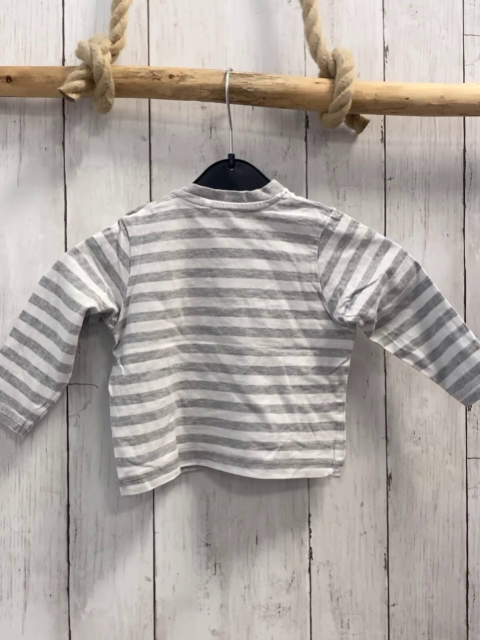   Langarmshirt  Gr. 80  hellgrau weiße Streifen Bagger Schrift 
