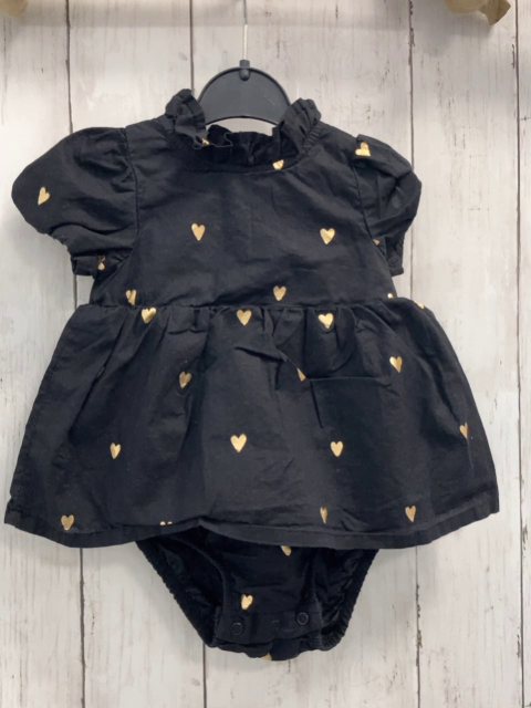 H&M  Playsuit  Gr. 68  schwarz goldene Herzen Rüschenbund 
