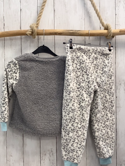 2tlg Pullover + Hose Gr. 110  grau + grau weiß Leoprint Plüsch