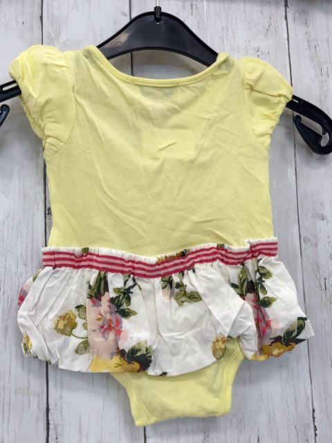 Juicy Coutur  T-Shirt  Gr. 68  gelb mit weißem Rock mit Blumen Bodyunterteil 