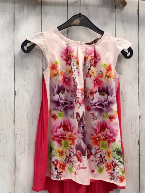Baker  Kleid  Gr. 92  rosa Vorderteil mit Hasen + Blumen rote Rückseite 