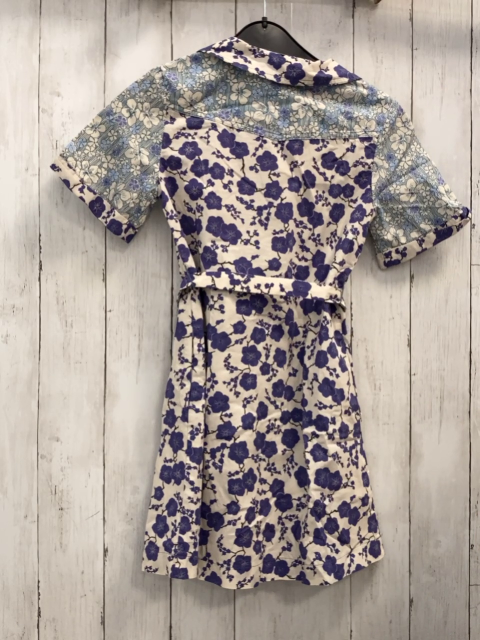 Zara  Kleid  Gr. 140  hellgrau lila Blumen petrol hellgraue gestreifte Ärmel + Knopfleister mit Blumen 