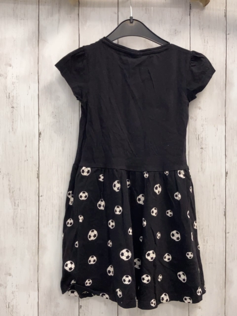   Kleid  Gr. 110  rot Pailettenfußball + weiß schwarze Fußbälle 