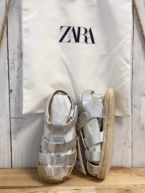 zara neu Sandalen + Staubbeutel Gr. 25  silber glänzend NP 25,95 €