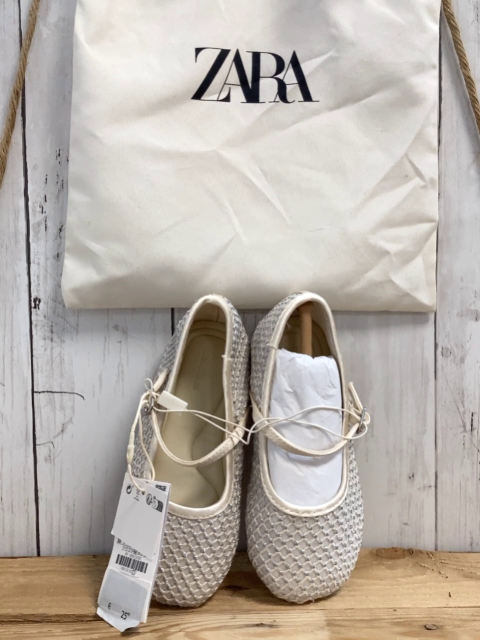 zara neu Schuhe + Staubbeutel Gr. 25  creme silber Glitzerpunkte NP 25,95€