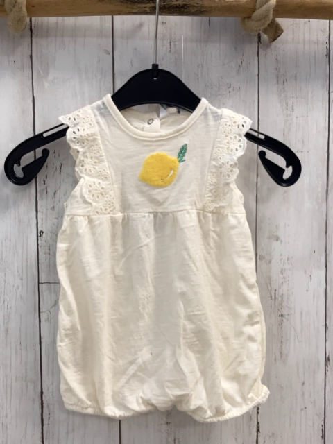 Emily & Oliver Playsuit Gr. 68  weiß Zitrone Lochmuster am Ärmel