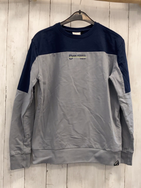 Retour  Pullover  Gr. 152  grau blau Schrift 