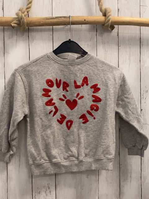 Zara  Pullover  Gr. 110  grau rote glänzende Schrift + Herz 