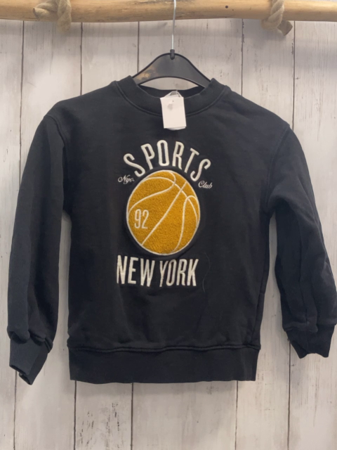 H&M  Pullover  Gr. 122/128  dunkelgrau mais Plüschball weiße Schrift 