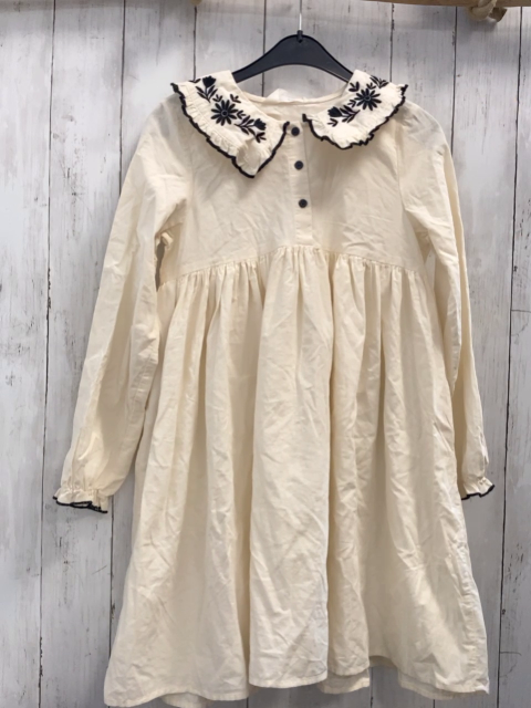 H&M neu Kleid Gr. 140  beige schwarzer Bund gestickte Blumen Feinkord NP 24,99€