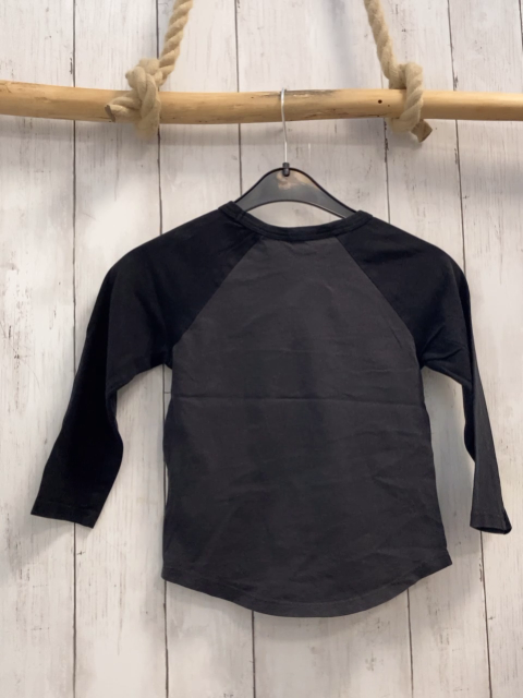 H&M  Langarmshirt  Gr. 98  schwarz graue glänzende Schrift 