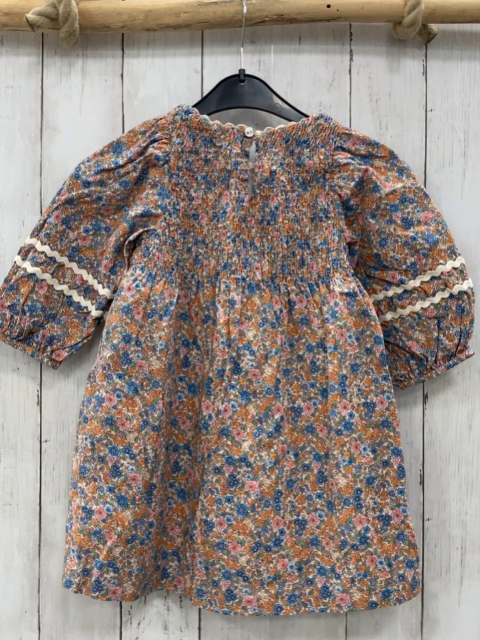 Zara  Kleid  Gr. 104  beige bunte Blumen Oberteil gesmokt weiße Wellenstreifen auf den Ärmeln 