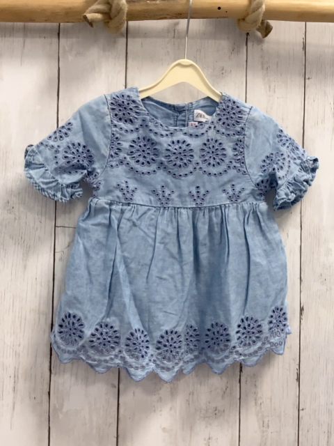 Zara  Kleid  Gr. 74  blau Jeans Lochstickerei 