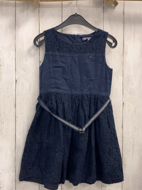 Tommy Hilfiger  Kleid  Gr. 116   blau Lochstickerei mit Gürtel mit silber Glitzerstriefen 
