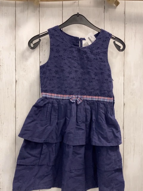 H&M  Kleid  Gr. 116  blau Oberteil mit Lochstickerei Rüschenrock karierter Gürtelbereich