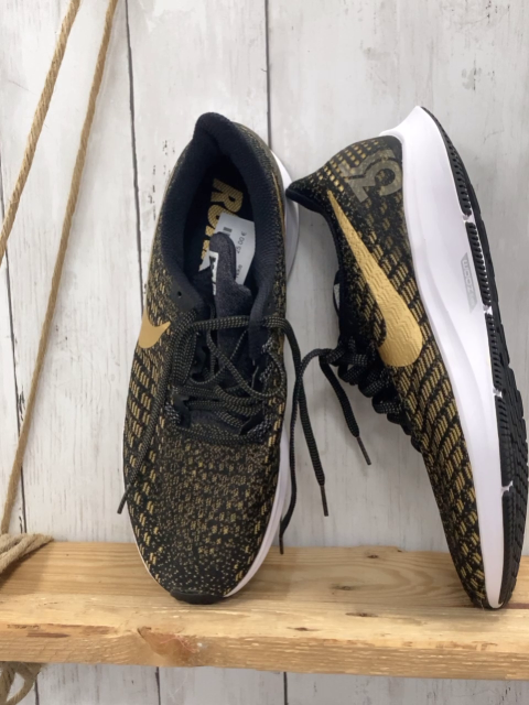 Nike  Schuhe  Gr. 42  schwarz golden weiße Sohle 