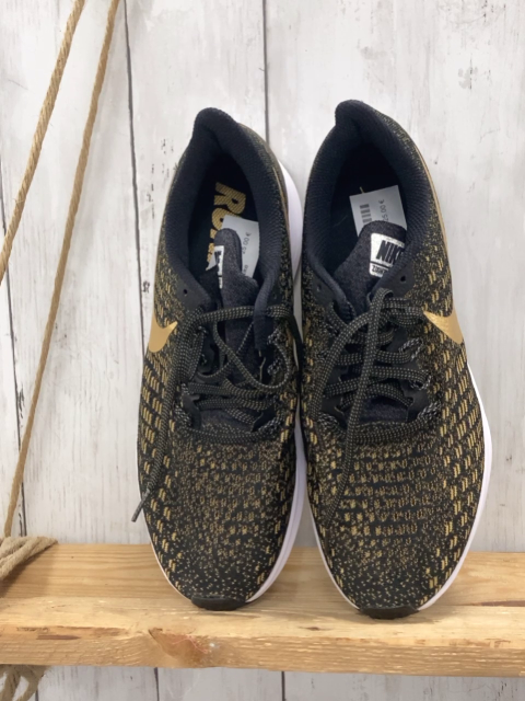 Nike  Schuhe  Gr. 42  schwarz golden weiße Sohle 