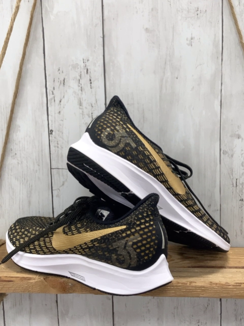 Nike  Schuhe  Gr. 42  schwarz golden weiße Sohle 