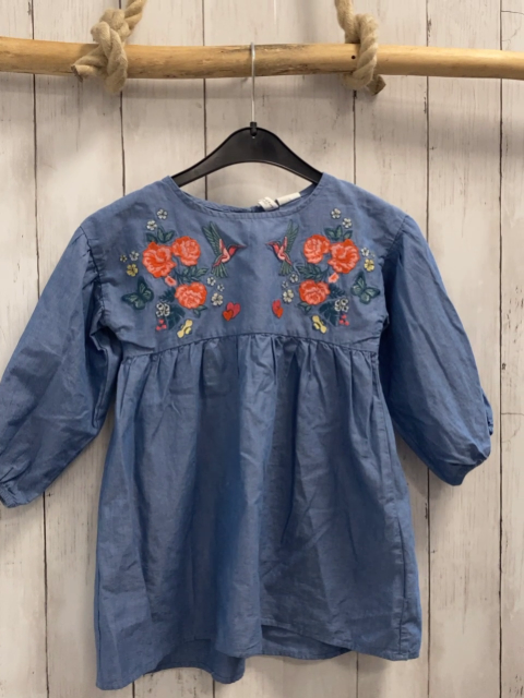 H&M  Kleid  Gr. 104  blau gestickte Blumen Herzen + Vögel 
