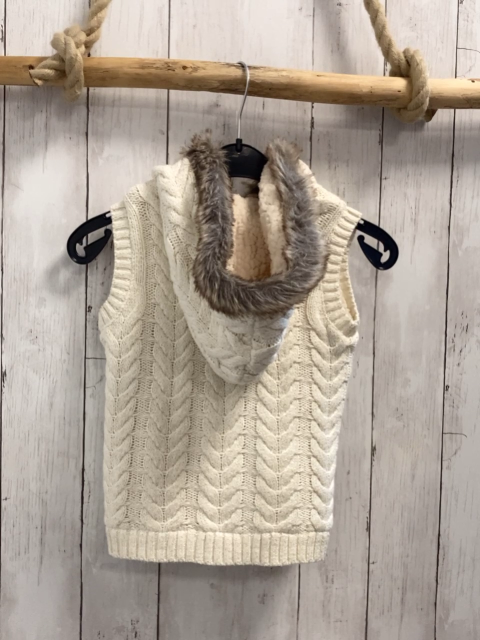 Max Studio  Weste  Gr. 104  creme mit goldenen Glitzerfädchen Kpauze mit Fellbund 