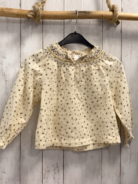 Zara  Bluse  Gr. 116  beige schwarze Blumen gesmokt Ausschnitt mit Zackennähten 