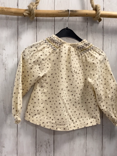 Zara  Bluse  Gr. 116  beige schwarze Blumen gesmokt Ausschnitt mit Zackennähten 