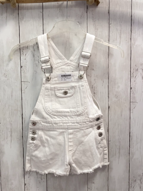 Zara  Latzshorts  Gr. 122  weiß Fransensaum 