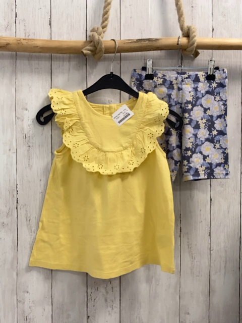 2tlg Max Studio  T-Shirt + Shorts  Gr. 110  gelb Rüschenkragen mit Lochstickerei + grau weiß gelbe Blumen 