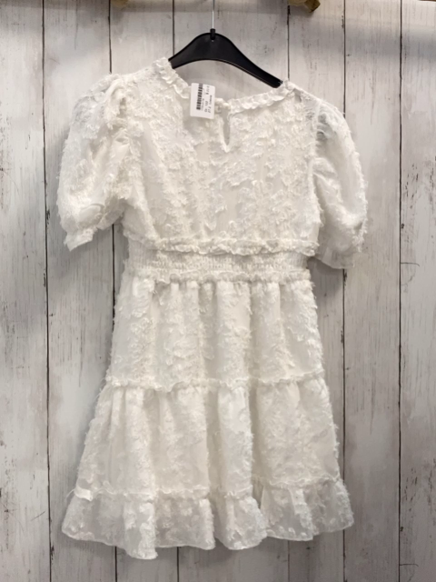 Loevia  Kleid  Gr. 122  weiß bestickt gemsokter Hüftbereich Rüschenbund 