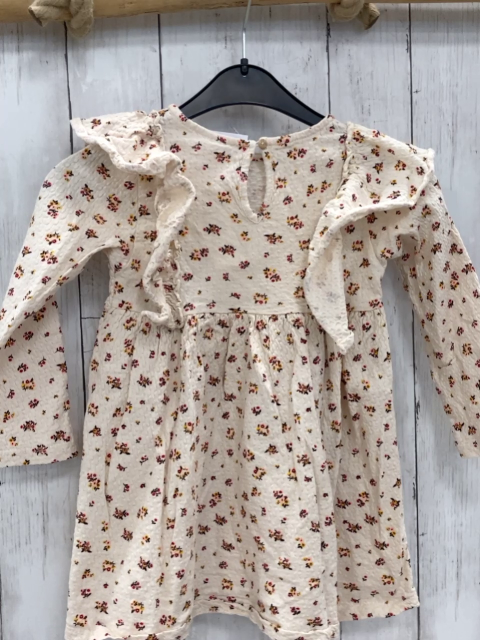 Zara  Kleid  Gr. 110  creme Struktur Rüschen Bumen 