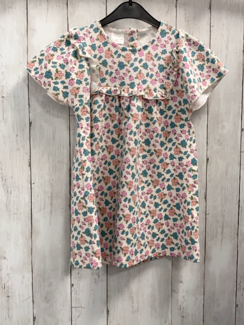 Zara  Kleid  Gr. 110  weiß Struktur Blumen Rüschen am Ausschnitt 