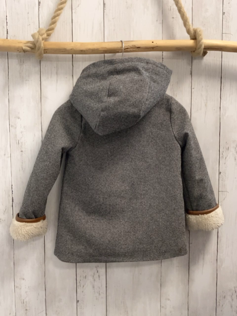 Okaidi  Jacke  Gr. 110  grau hellgraue Zackenstreifen Kapuze wolloptik beige Teddyfutter 